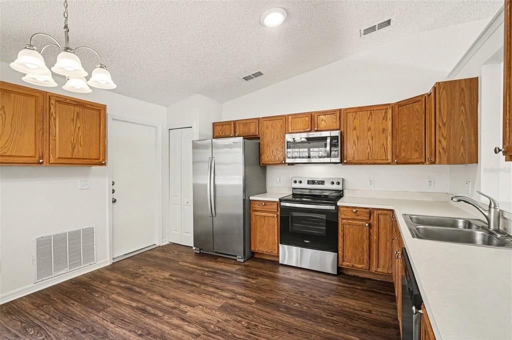 En Venta: $244,900 (3 camas, 2 baños, 1165 Pies cuadrados)