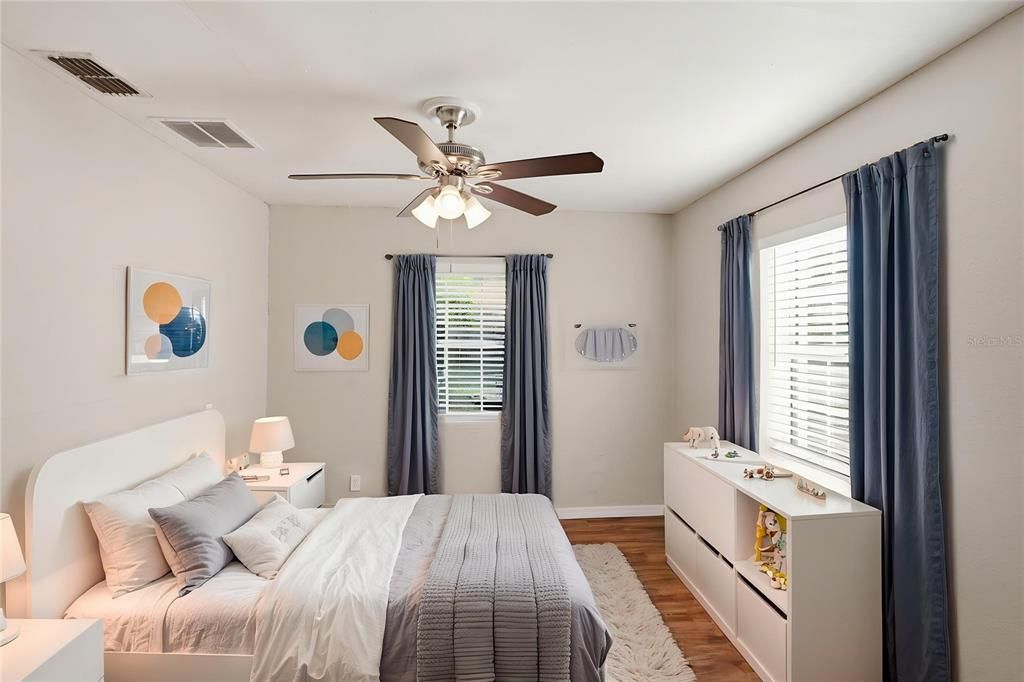 For Sale: $213,400 (2 beds, 1 baths, 704 Square Feet)