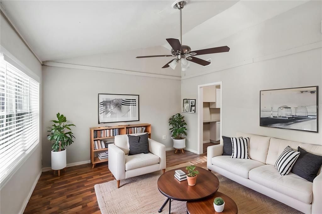 For Sale: $213,400 (2 beds, 1 baths, 704 Square Feet)