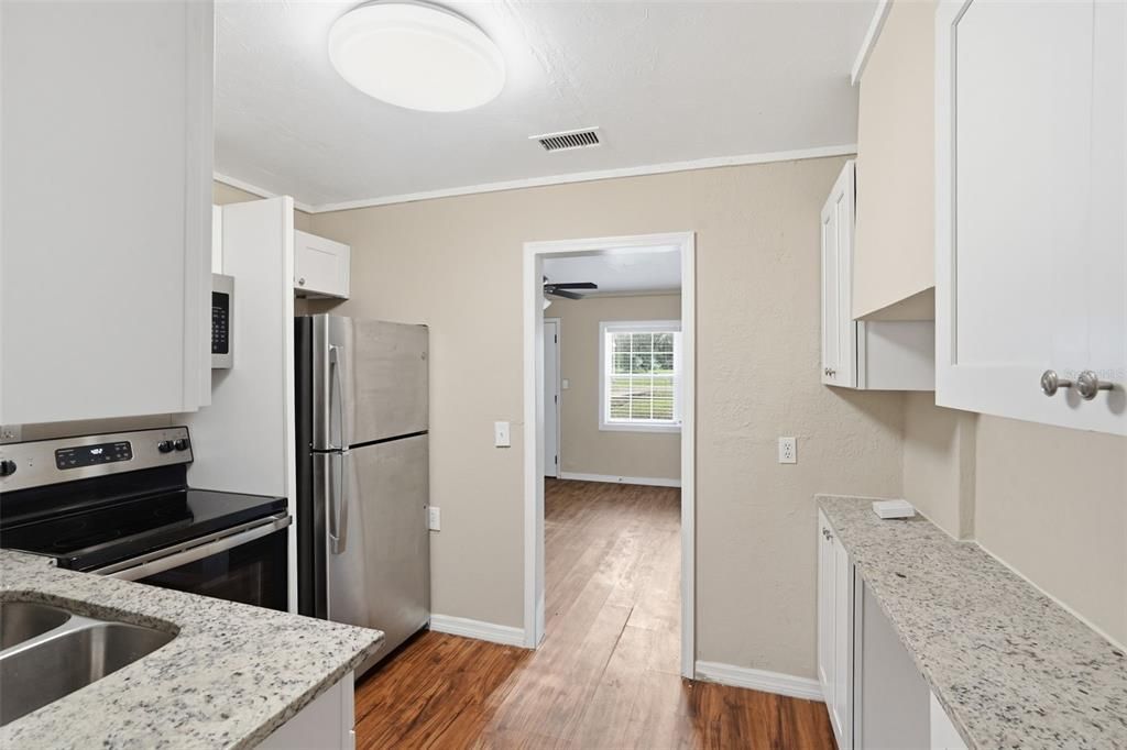 For Sale: $213,400 (2 beds, 1 baths, 704 Square Feet)