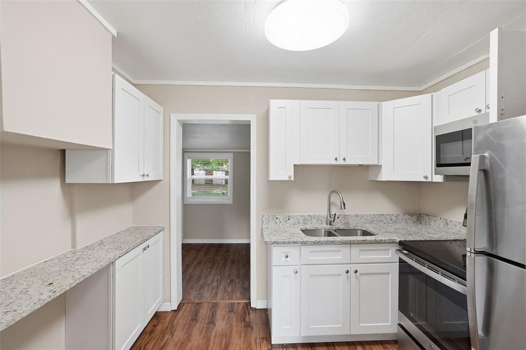 For Sale: $213,400 (2 beds, 1 baths, 704 Square Feet)