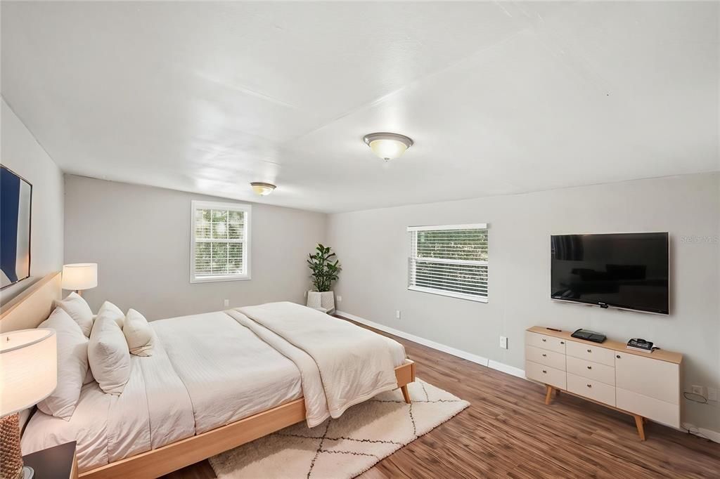 For Sale: $213,400 (2 beds, 1 baths, 704 Square Feet)