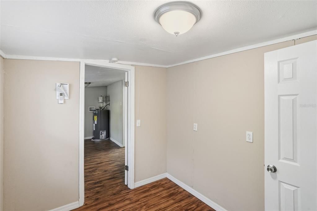 For Sale: $213,400 (2 beds, 1 baths, 704 Square Feet)