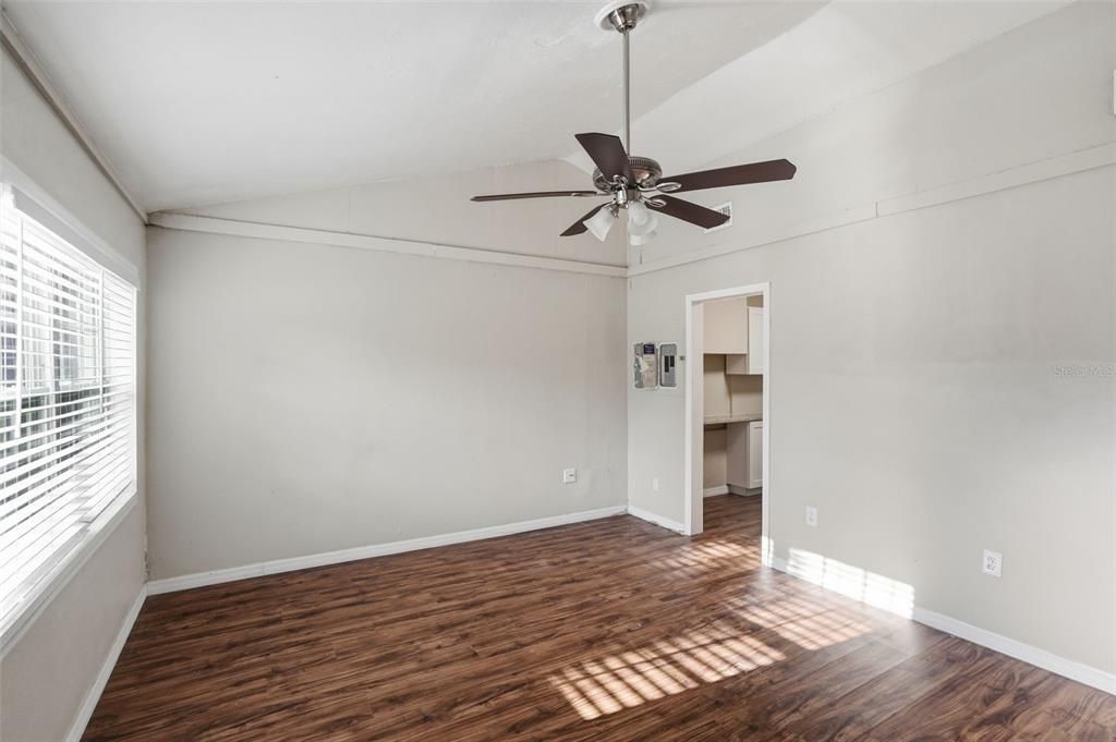 For Sale: $213,400 (2 beds, 1 baths, 704 Square Feet)