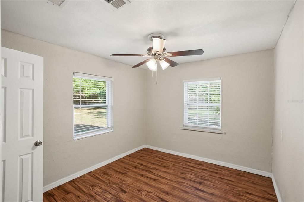 For Sale: $213,400 (2 beds, 1 baths, 704 Square Feet)