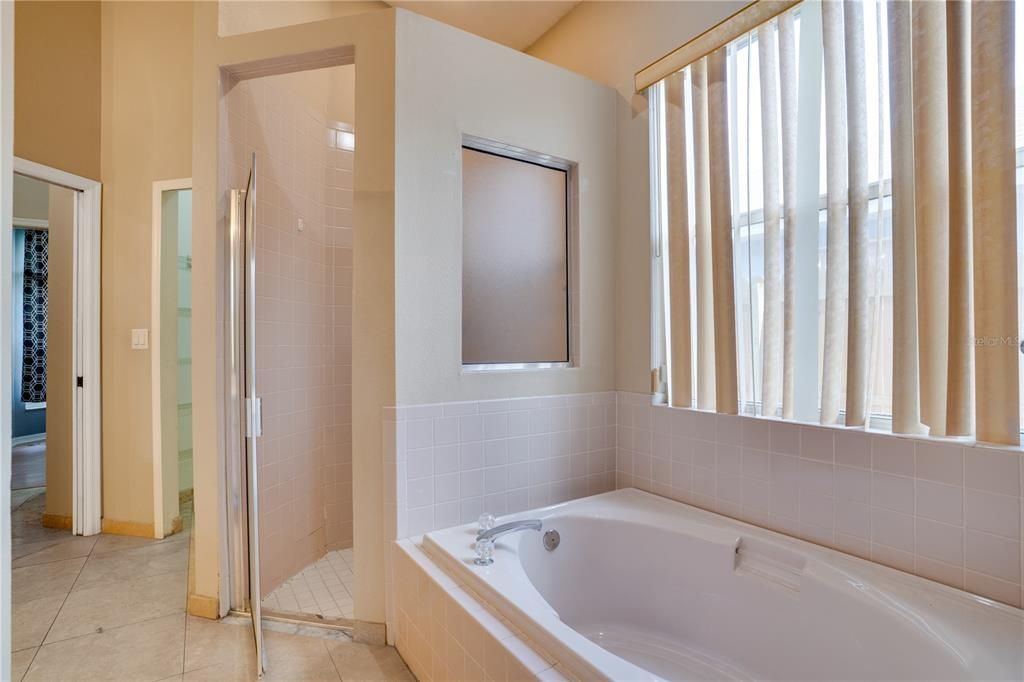 Под контрактом: $379,000 (4 спален, 2 ванн, 2008 Квадратных фут)
