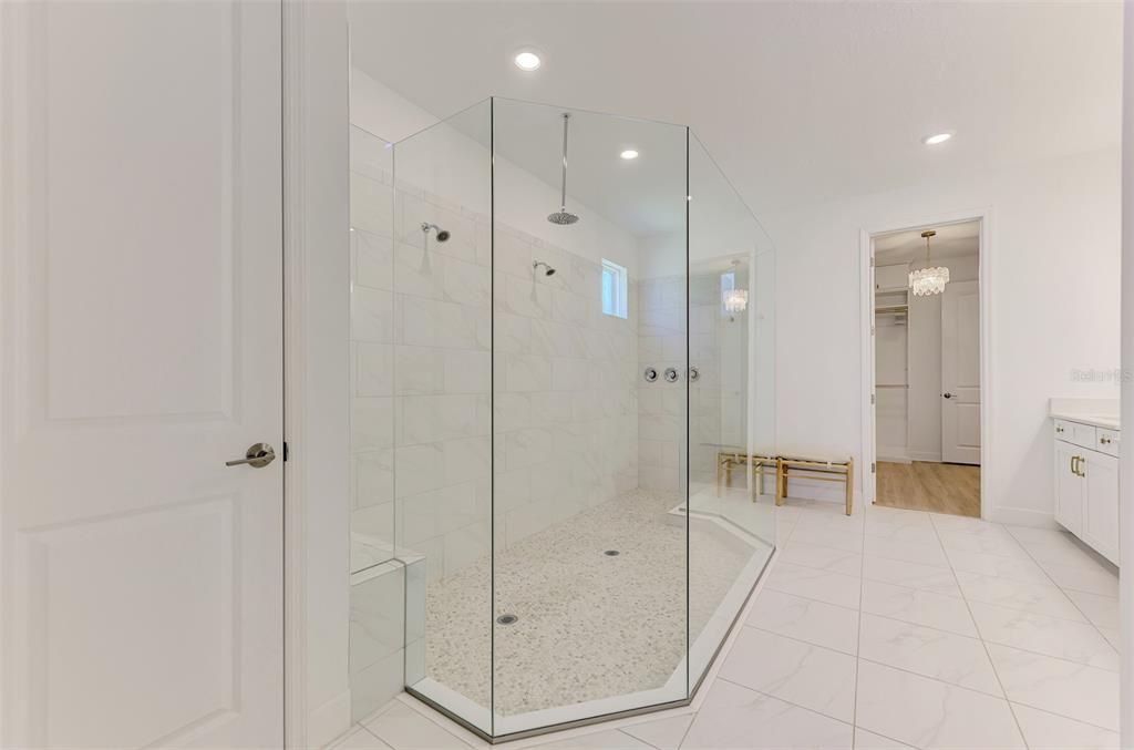 Activo con contrato: $1,199,998 (5 camas, 4 baños, 3847 Pies cuadrados)