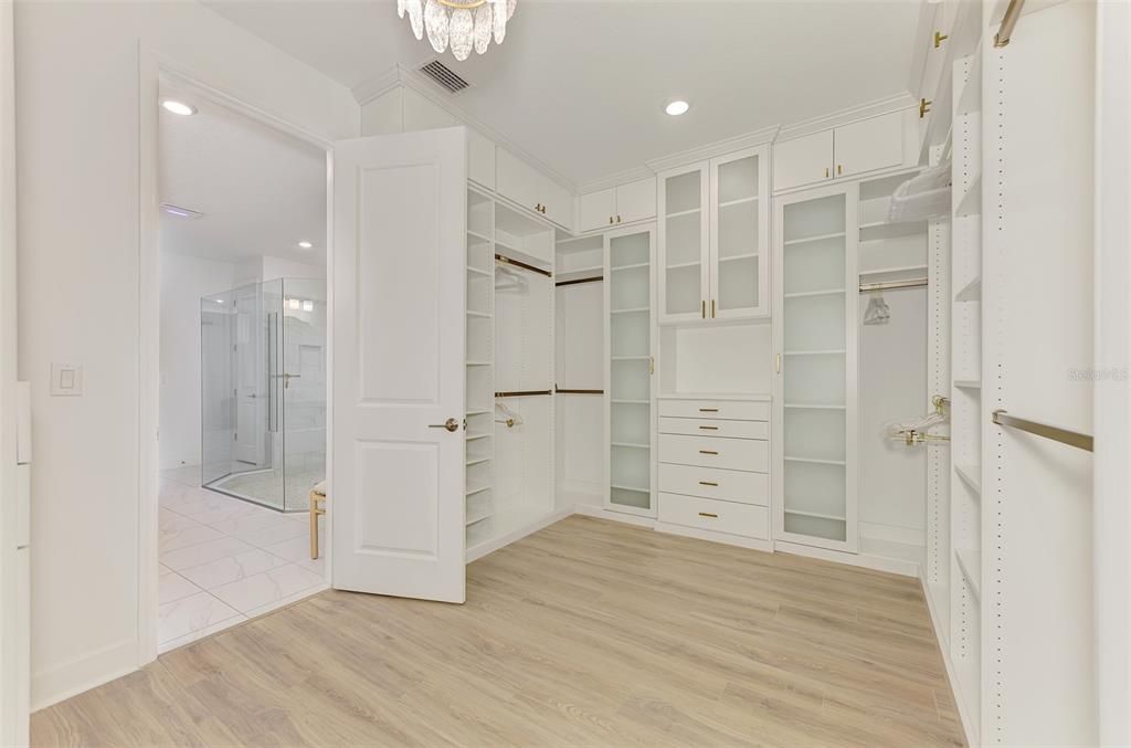 Activo con contrato: $1,199,998 (5 camas, 4 baños, 3847 Pies cuadrados)