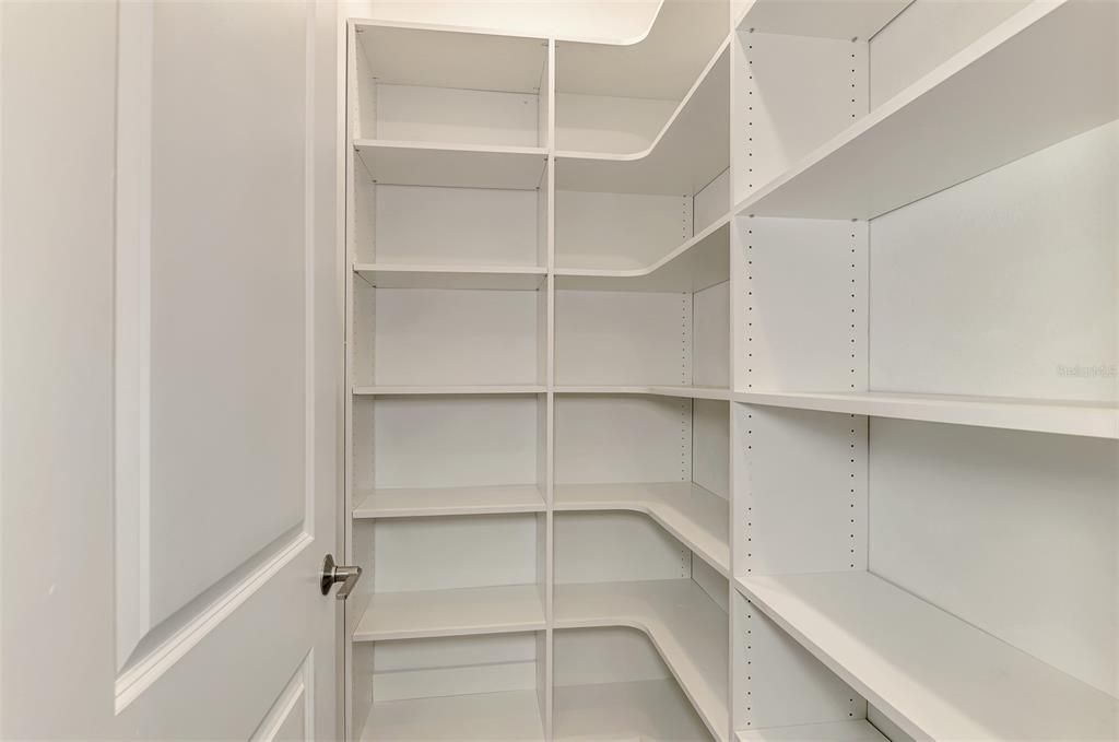 Activo con contrato: $1,199,998 (5 camas, 4 baños, 3847 Pies cuadrados)