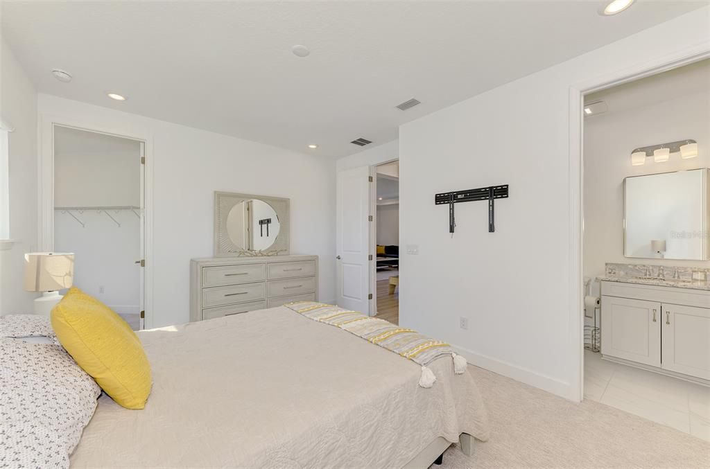 Activo con contrato: $1,199,998 (5 camas, 4 baños, 3847 Pies cuadrados)