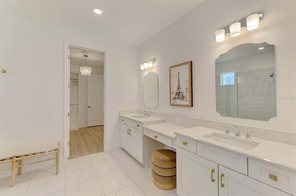 Activo con contrato: $1,199,998 (5 camas, 4 baños, 3847 Pies cuadrados)