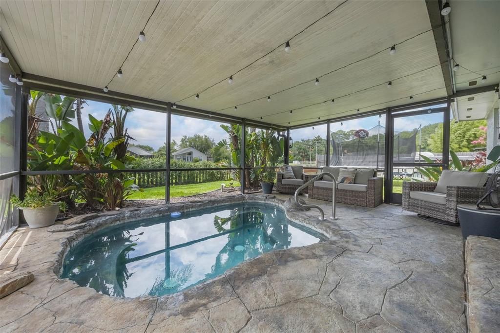 Activo con contrato: $450,000 (3 camas, 2 baños, 1976 Pies cuadrados)