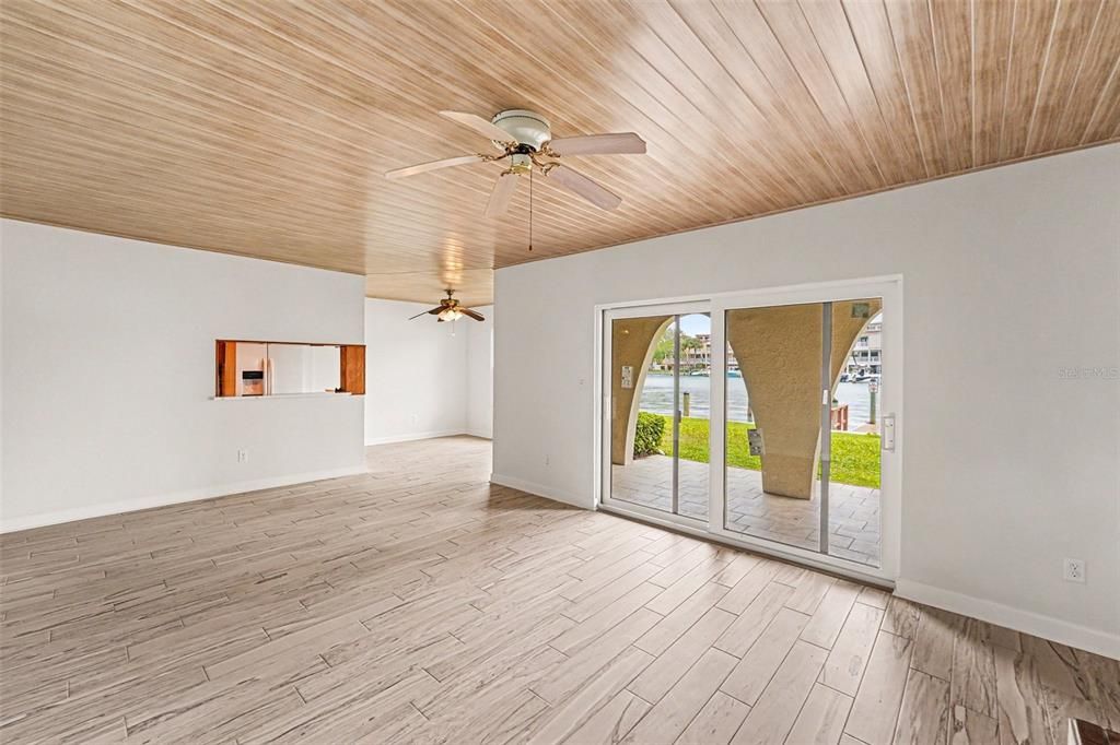 For Sale: $389,900 (2 beds, 2 baths, 1145 Square Feet)