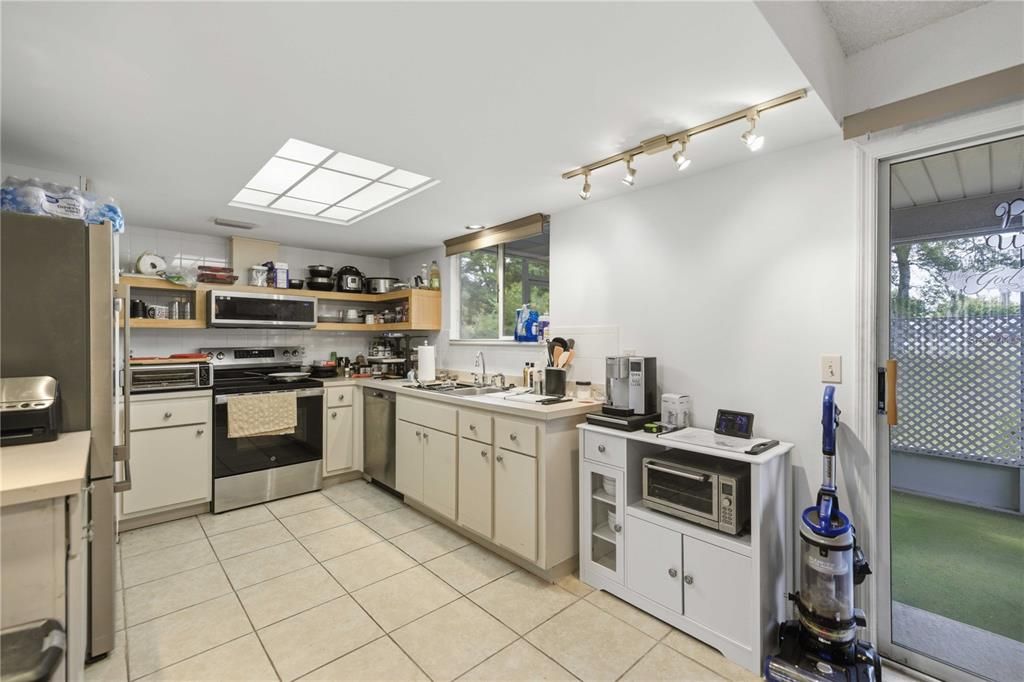 На продажу: $169,995 (2 спален, 2 ванн, 992 Квадратных фут)