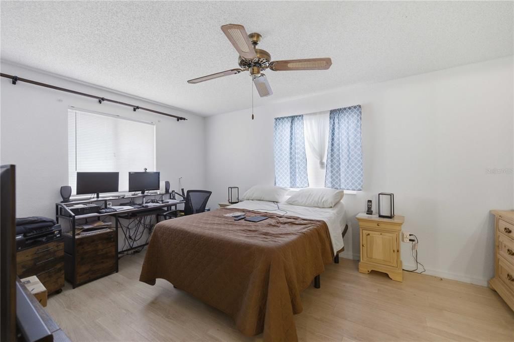 На продажу: $169,995 (2 спален, 2 ванн, 992 Квадратных фут)