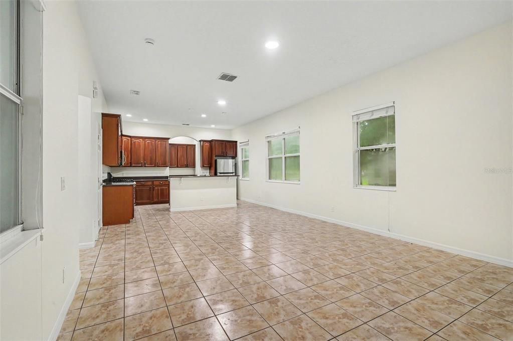 Activo con contrato: $669,900 (4 camas, 4 baños, 3049 Pies cuadrados)