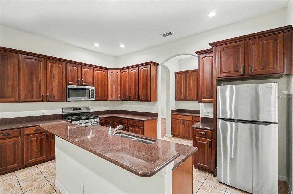 Activo con contrato: $669,900 (4 camas, 4 baños, 3049 Pies cuadrados)