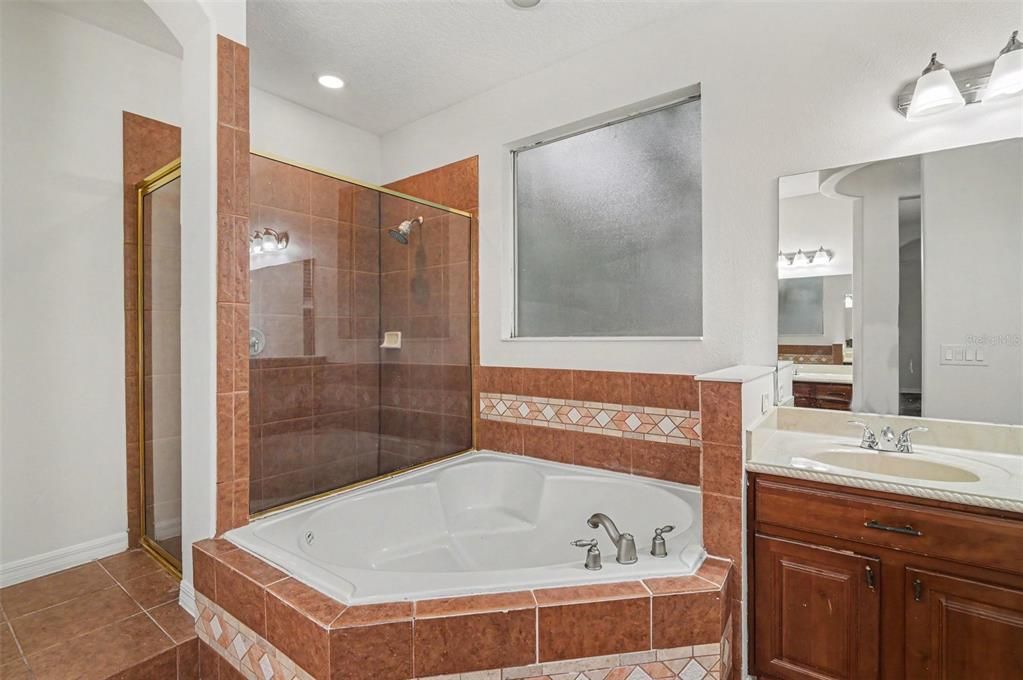 Activo con contrato: $669,900 (4 camas, 4 baños, 3049 Pies cuadrados)