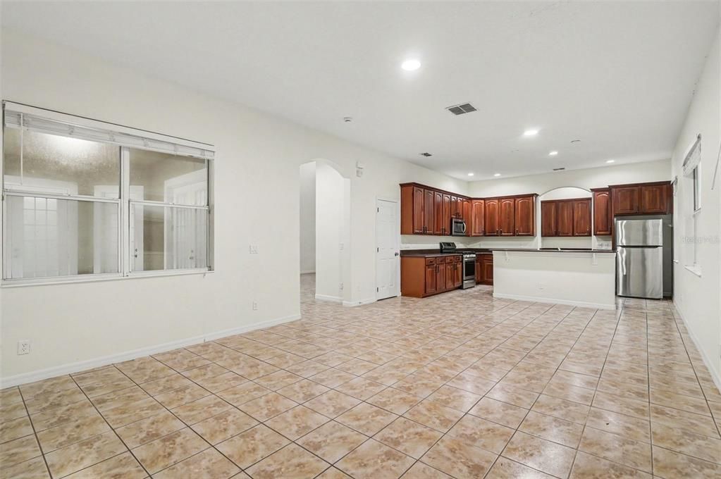 Activo con contrato: $669,900 (4 camas, 4 baños, 3049 Pies cuadrados)
