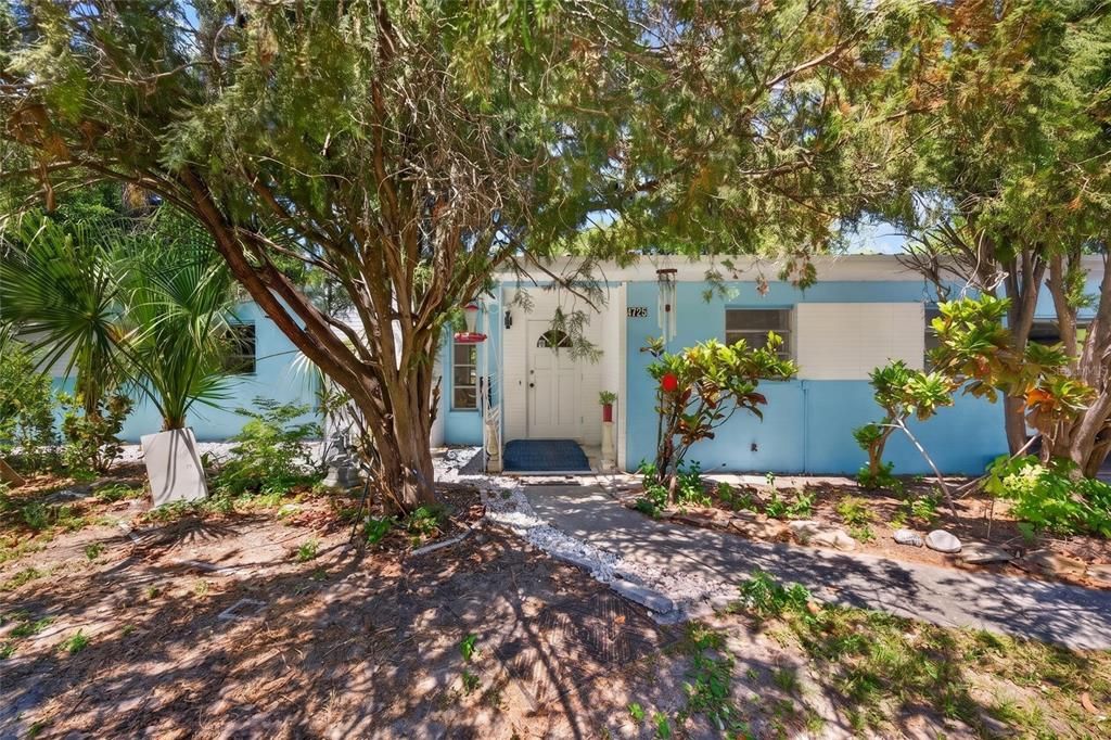 For Sale: $725,000 (3 beds, 2 baths, 1696 Square Feet)
