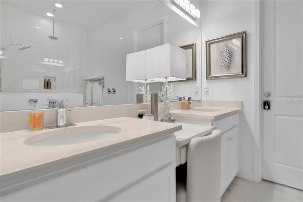 Activo con contrato: $980,000 (5 camas, 3 baños, 3239 Pies cuadrados)