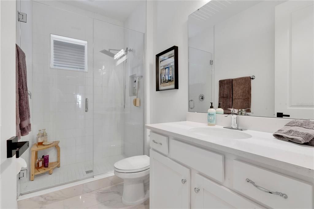 Activo con contrato: $980,000 (5 camas, 3 baños, 3239 Pies cuadrados)