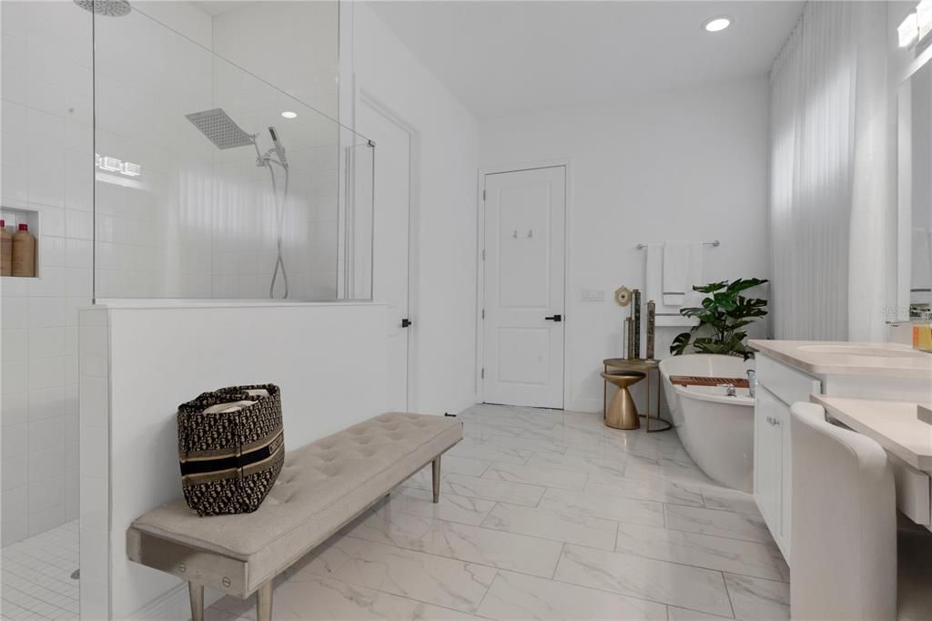 Activo con contrato: $980,000 (5 camas, 3 baños, 3239 Pies cuadrados)