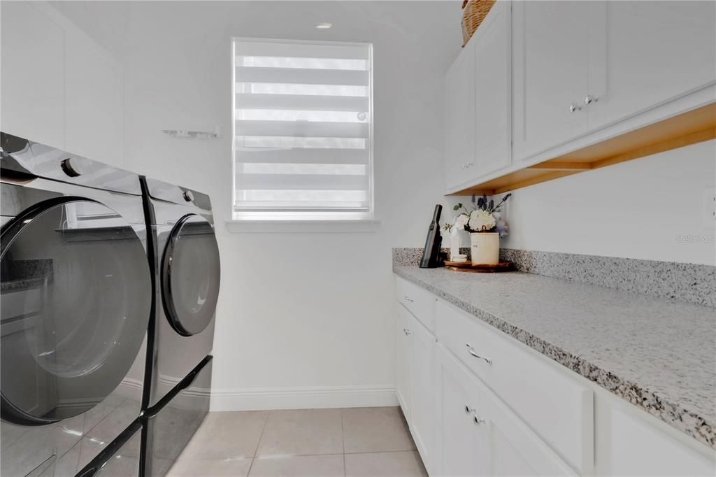 Activo con contrato: $980,000 (5 camas, 3 baños, 3239 Pies cuadrados)