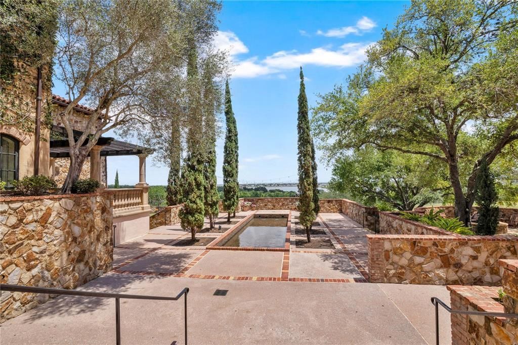 Activo con contrato: $980,000 (5 camas, 3 baños, 3239 Pies cuadrados)