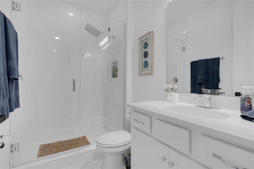 Activo con contrato: $980,000 (5 camas, 3 baños, 3239 Pies cuadrados)