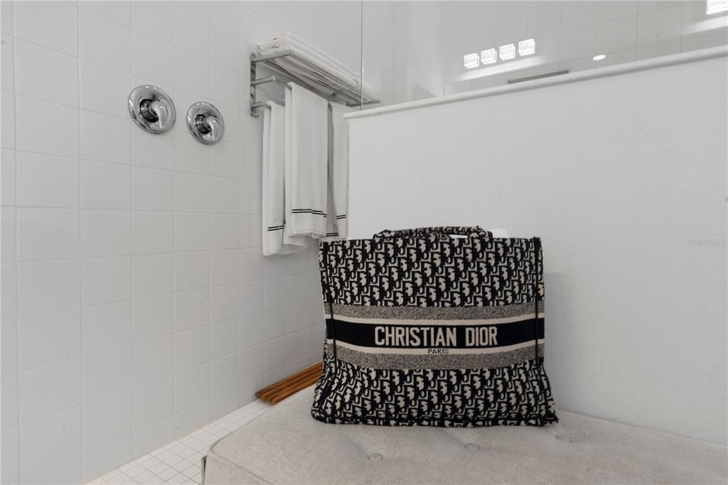 Activo con contrato: $980,000 (5 camas, 3 baños, 3239 Pies cuadrados)
