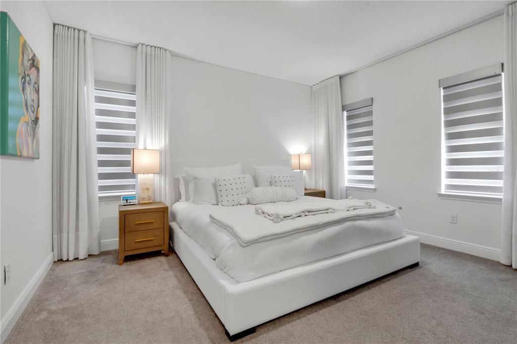 Activo con contrato: $980,000 (5 camas, 3 baños, 3239 Pies cuadrados)