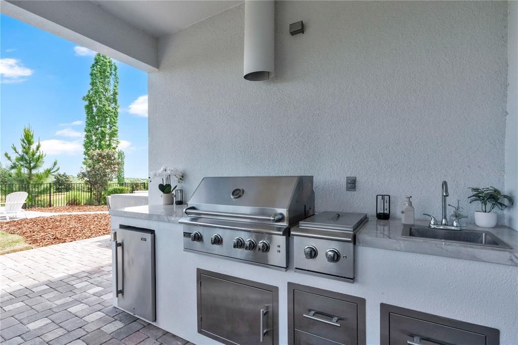 Activo con contrato: $980,000 (5 camas, 3 baños, 3239 Pies cuadrados)