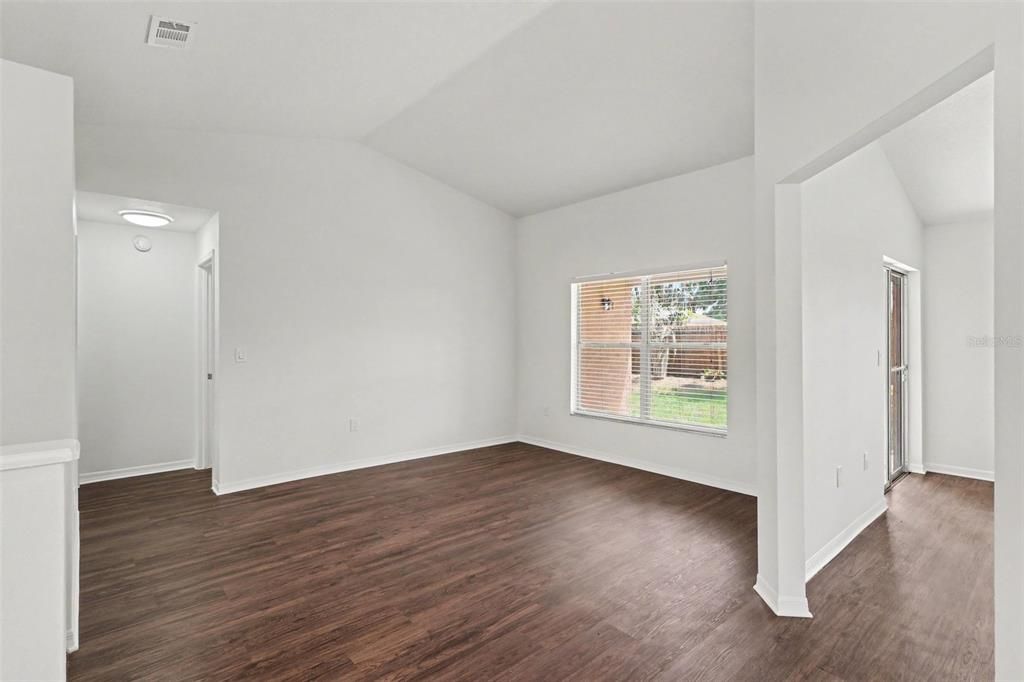 На продажу: $349,900 (4 спален, 2 ванн, 1674 Квадратных фут)
