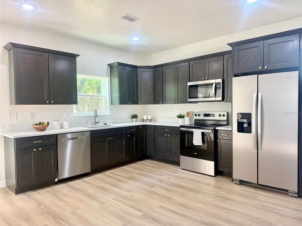 Active With Contract: $259,900 (3 beds, 2 baths, 1461 Square Feet)