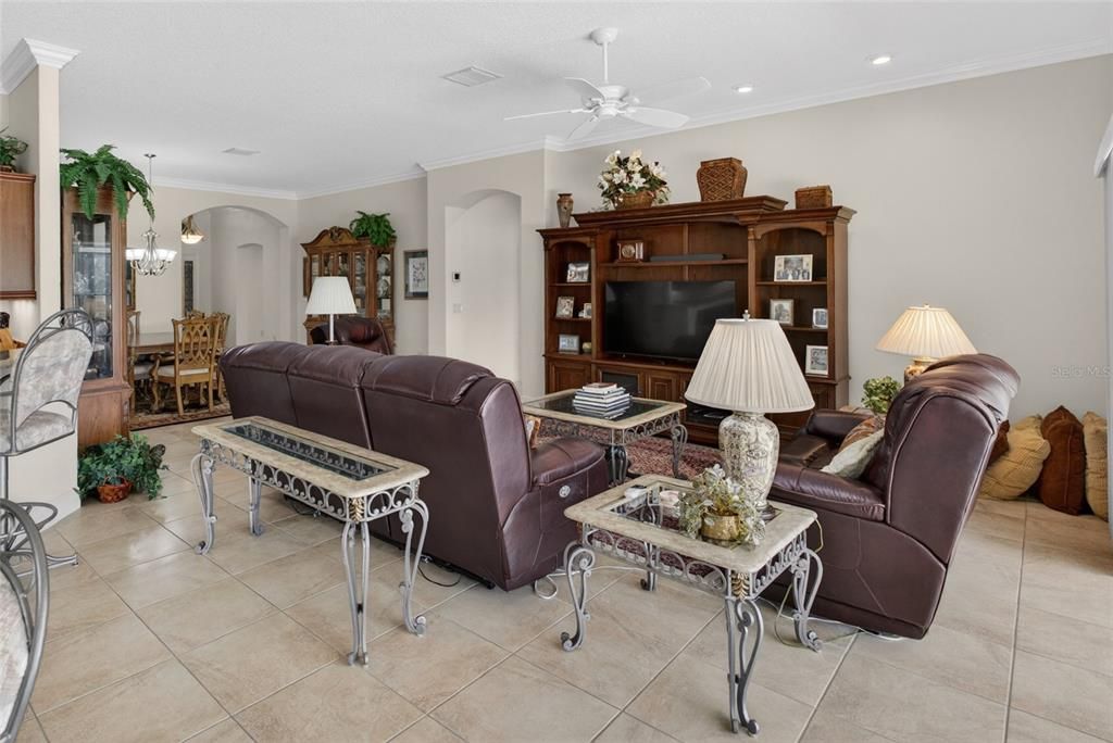 Activo con contrato: $965,000 (3 camas, 2 baños, 2109 Pies cuadrados)