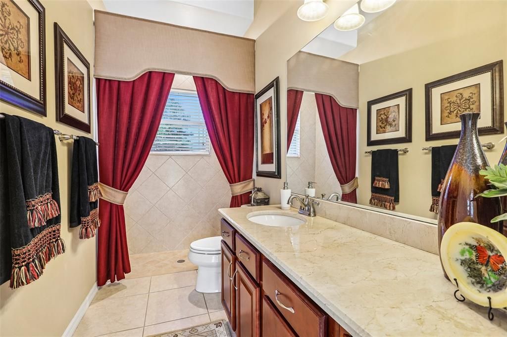 Activo con contrato: $2,450,000 (5 camas, 4 baños, 4207 Pies cuadrados)