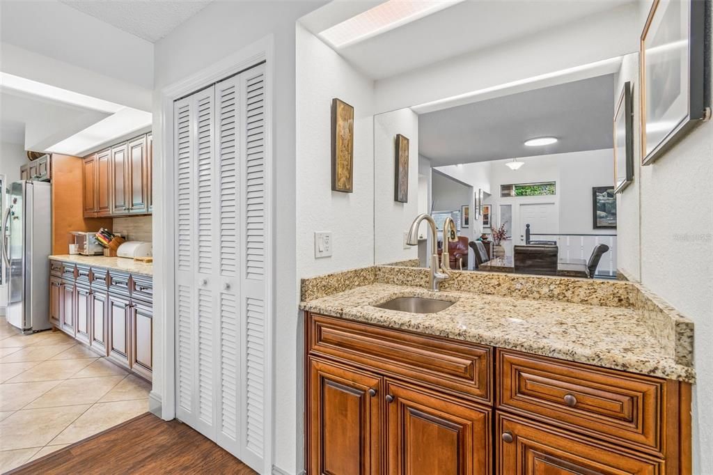 Activo con contrato: $315,000 (3 camas, 2 baños, 2125 Pies cuadrados)