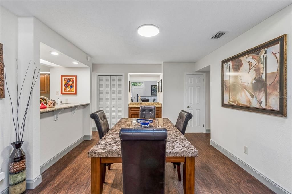 Activo con contrato: $315,000 (3 camas, 2 baños, 2125 Pies cuadrados)