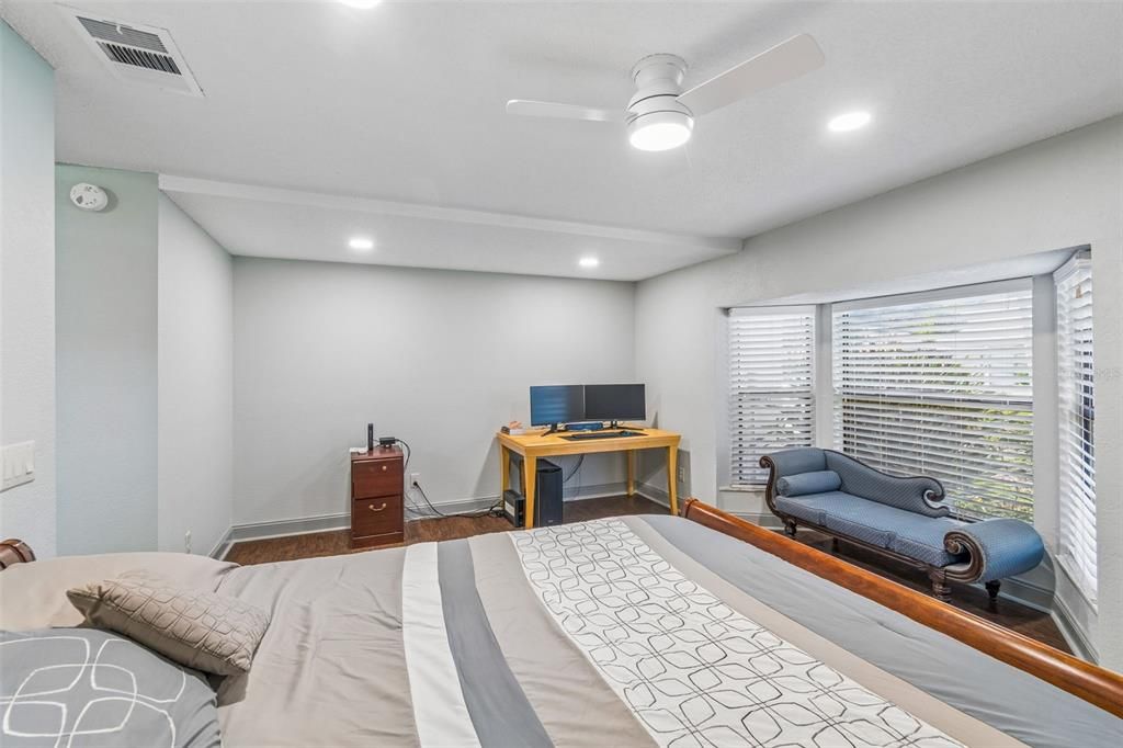 Activo con contrato: $315,000 (3 camas, 2 baños, 2125 Pies cuadrados)