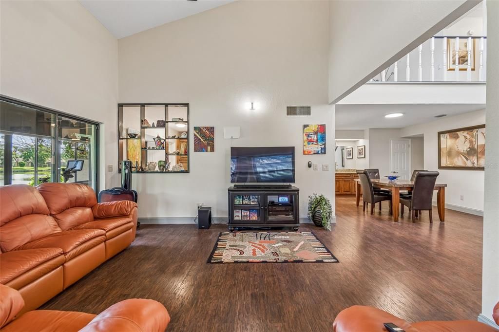 Activo con contrato: $315,000 (3 camas, 2 baños, 2125 Pies cuadrados)