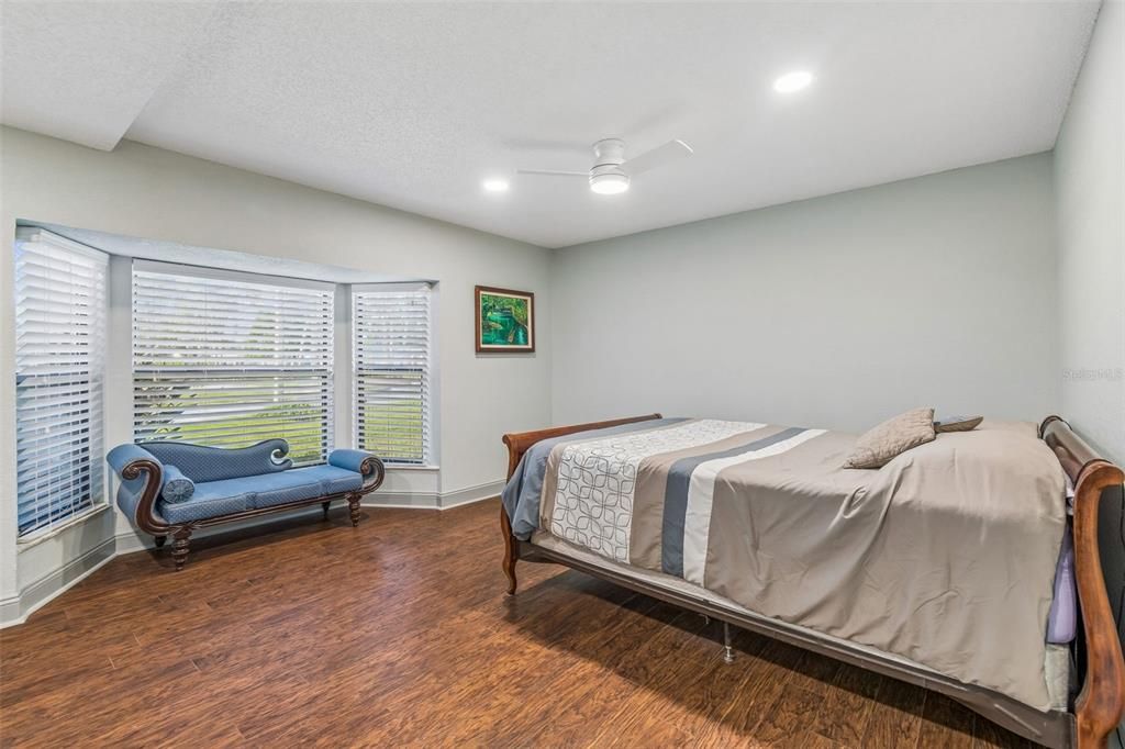 Activo con contrato: $315,000 (3 camas, 2 baños, 2125 Pies cuadrados)