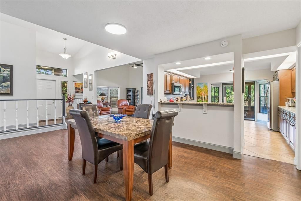 Activo con contrato: $315,000 (3 camas, 2 baños, 2125 Pies cuadrados)