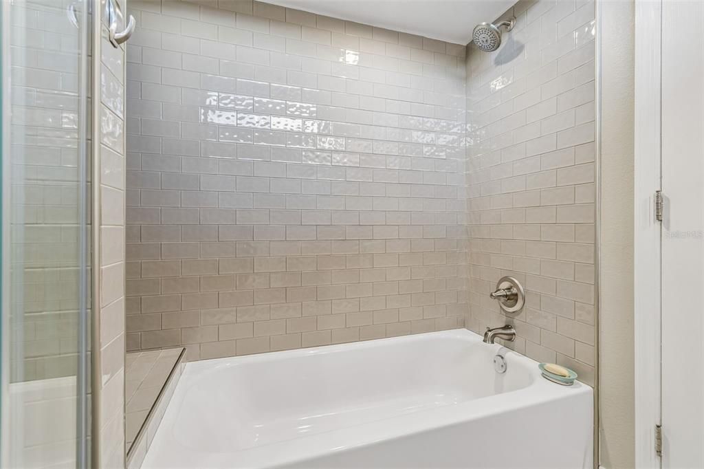 Activo con contrato: $315,000 (3 camas, 2 baños, 2125 Pies cuadrados)