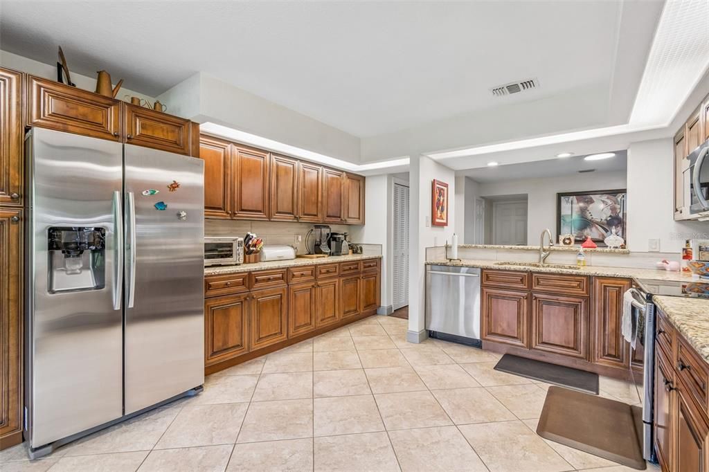 Activo con contrato: $315,000 (3 camas, 2 baños, 2125 Pies cuadrados)