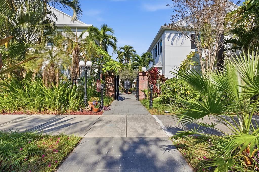 Active With Contract: $534,000 (2 beds, 2 baths, 1266 Square Feet)