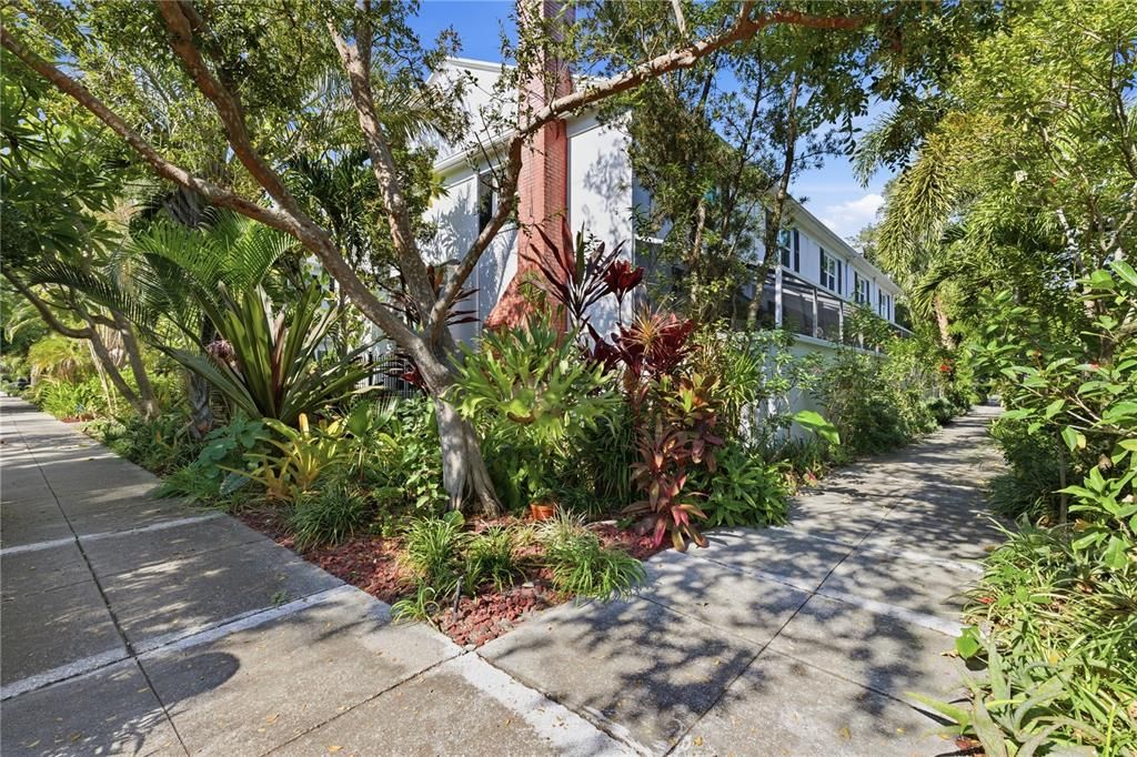Active With Contract: $534,000 (2 beds, 2 baths, 1266 Square Feet)