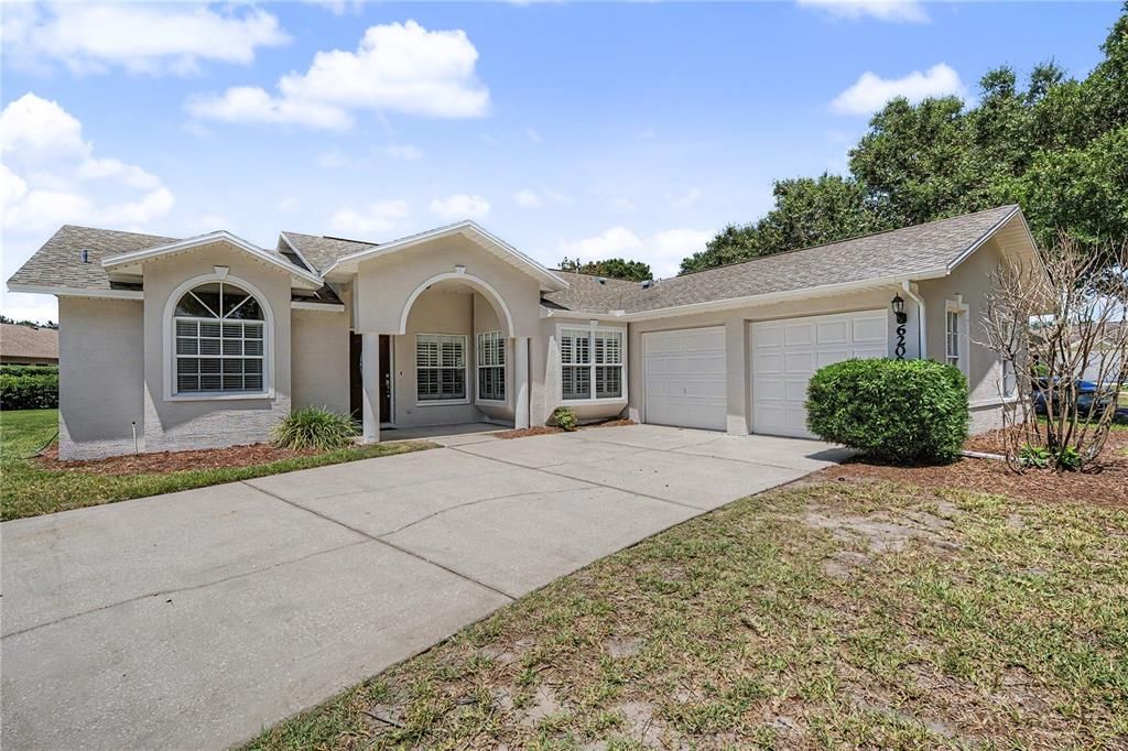 For Sale: $325,000 (3 beds, 2 baths, 1749 Square Feet)