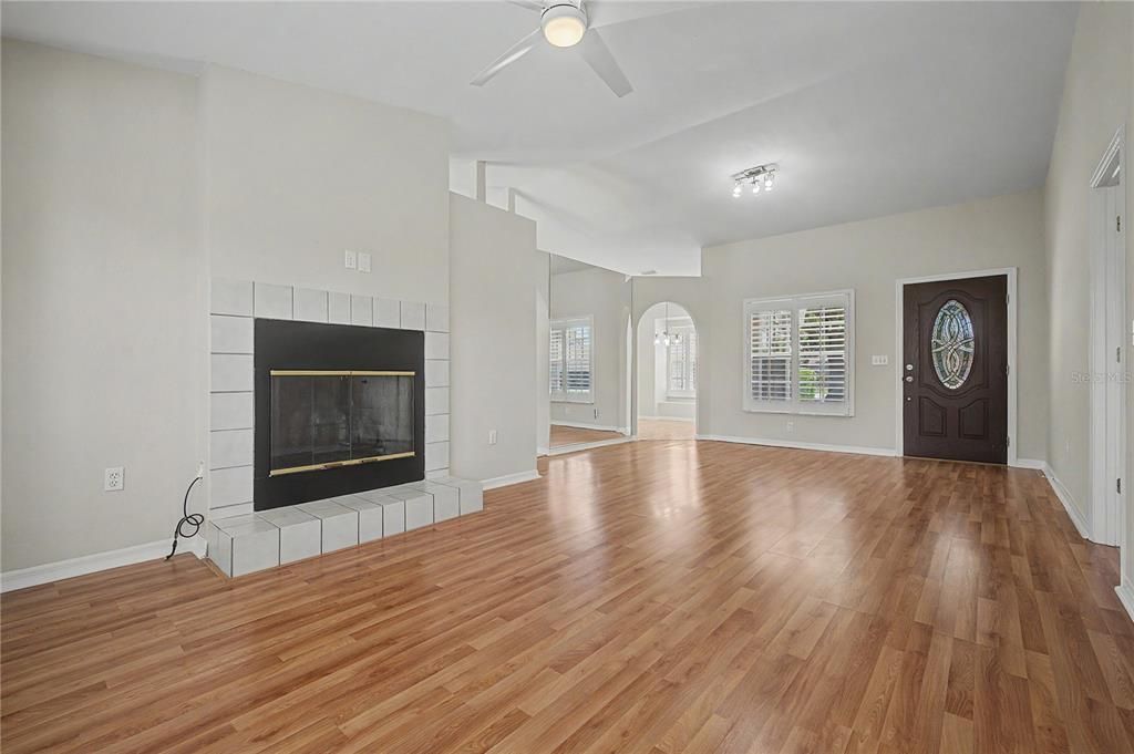 For Sale: $325,000 (3 beds, 2 baths, 1749 Square Feet)