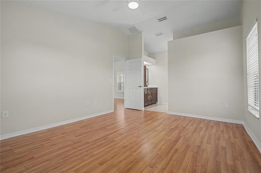 For Sale: $325,000 (3 beds, 2 baths, 1749 Square Feet)